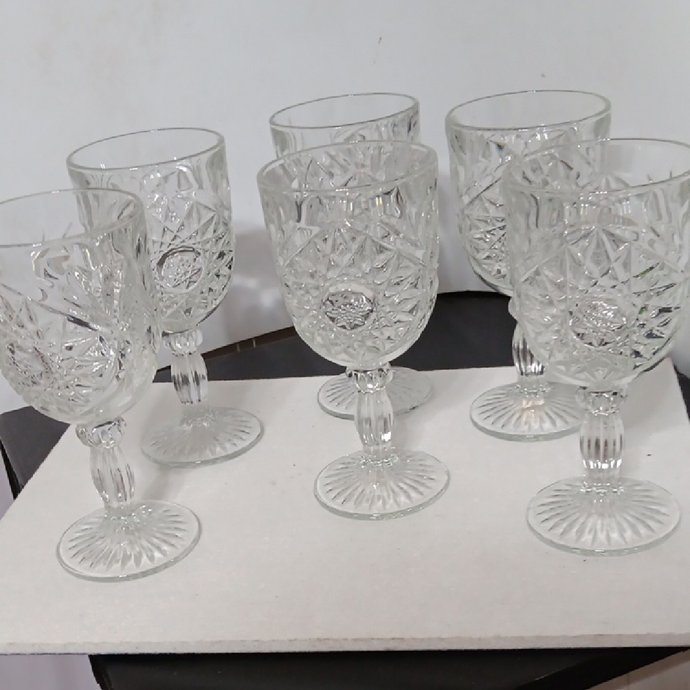 Elegant Crystal Wine Glass Set